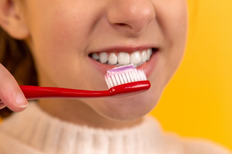 Čiščenje zob s pomočjo zobne ščetke in zobne paste